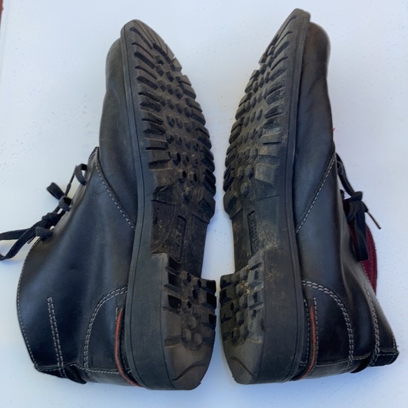Clarks Chukka boots in black. - Picture 4 of 7